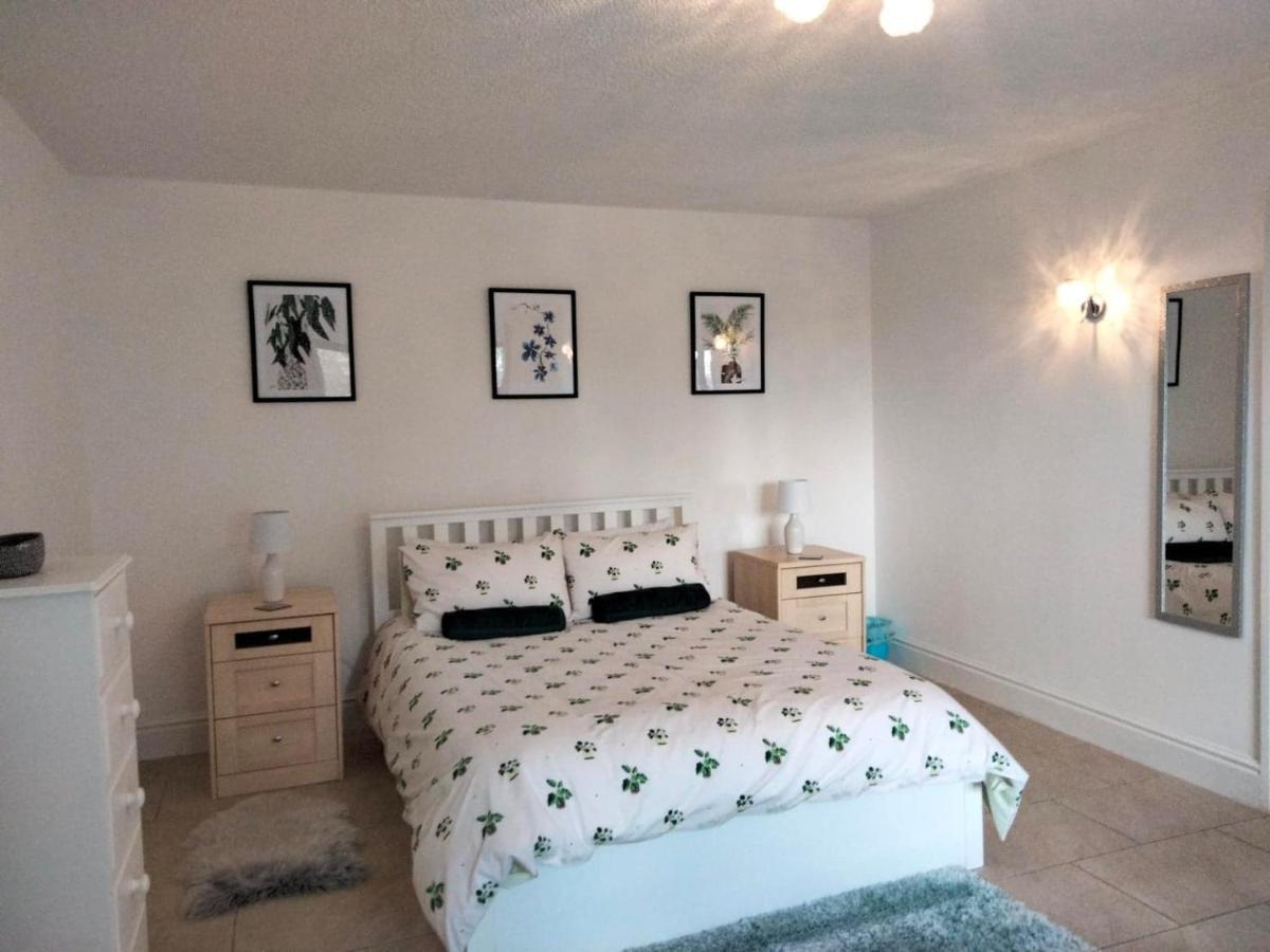 Mountain View Apartment - Short Drive To Beaches Bryngwran Buitenkant foto
